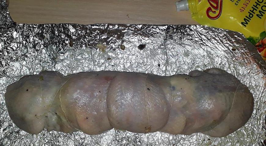 Аккуратно сверните мясо в плотный рулет, закрепив его кулинарной нитью или деревянными шпажками, чтобы яйца остались внутри.