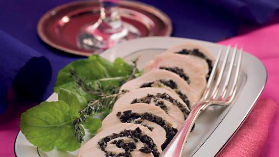Праздничный куриный рулет с ароматными солеными грибами и каперсами