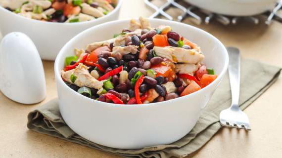 Вкусный куриный салат с фасолью для обеда или ланча