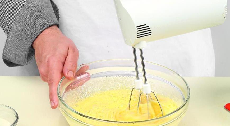 Предварительно разогрейте духовку до 175 °C. Взбейте миксером яйца с сахаром (обычным и ванильным) до получения пышной массы. Процесс займет около 6 минут.