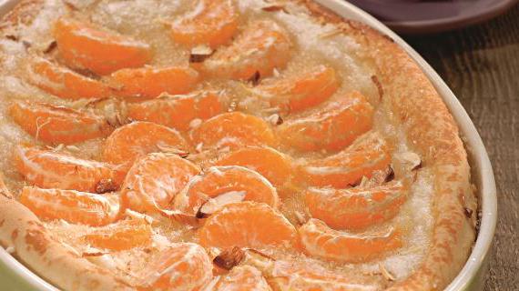Вкусный мандариновый пирог с ванильным кремом и миндалем