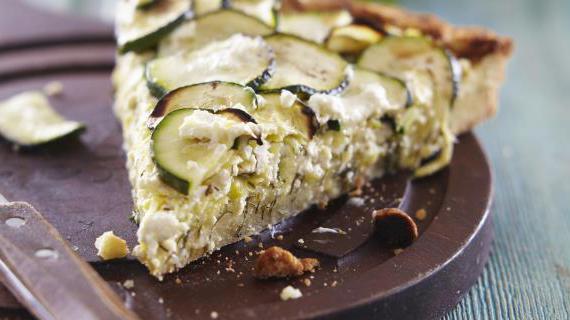 Очаровательный открытый пирог с кабачками и козьим сыром: простой и вкусный рецепт