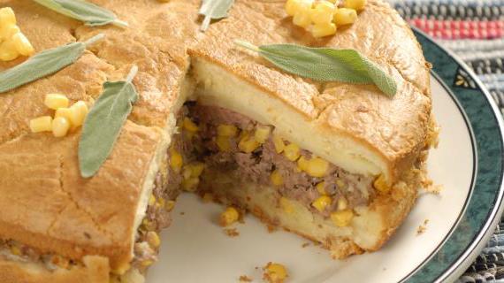 Вкусный пирог с сочной свининой и ароматным картофелем