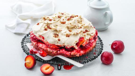 Вкусный пирог со сливами, нежным заварным кремом и хрустящим безе