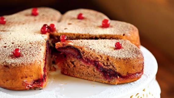 Вкусный постный пирог с сочной брусникой и спелыми сливами