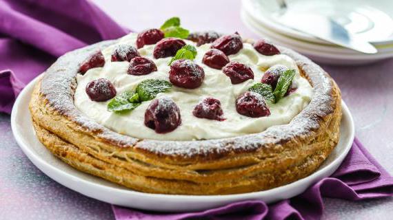 Вкусный праздничный пирог с вишней и заварным кремом