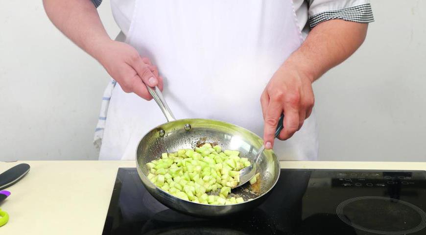 Растопите в сковороде масло вместе с небольшим количеством сахара по вкусу. Положите яблоки и обжарьте на среднем огне в течение 6-8 минут. Яблоки должны стать мягкими, но сохранить форму. Посыпьте их корицей, снимите с огня и закройте крышкой.