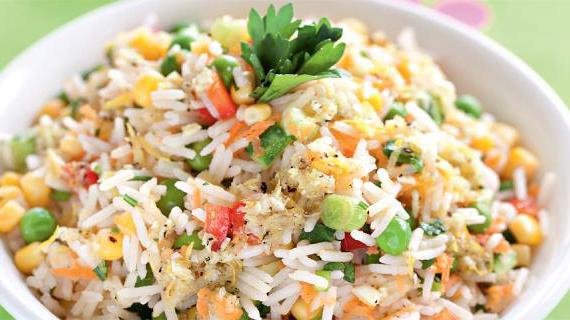 Вкусный рисовый салат с овощами для здорового питания