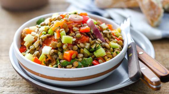 Вкусный салат из чечевицы и запеченных помидоров черри