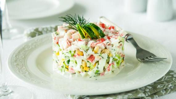 Вкусный салат из крабовых палочек для праздничного стола