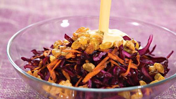 Вкусный салат из красной капусты с изюмом и йогуртовой заправкой