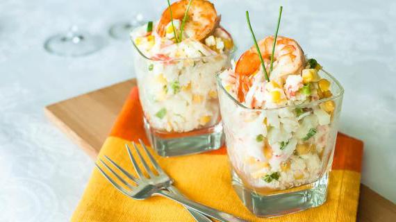 Вкусный салат с крабовыми палочками, кукурузой и рисом для семейного обеда