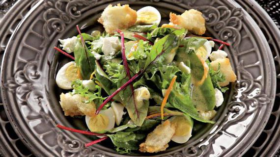 Вкусный салат с перепелиными яйцами и брынзой для быстрого ланча