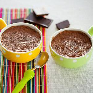 Вкусный шоколадный пудинг на основе манной крупы, приготовленный в мультиварке