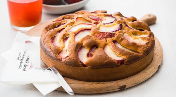 Вкусный сметанный пирог с персиками: простой рецепт домашней выпечки