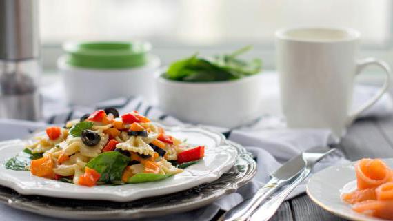 Вкусный теплый салат из пасты с запеченным перцем и оливками