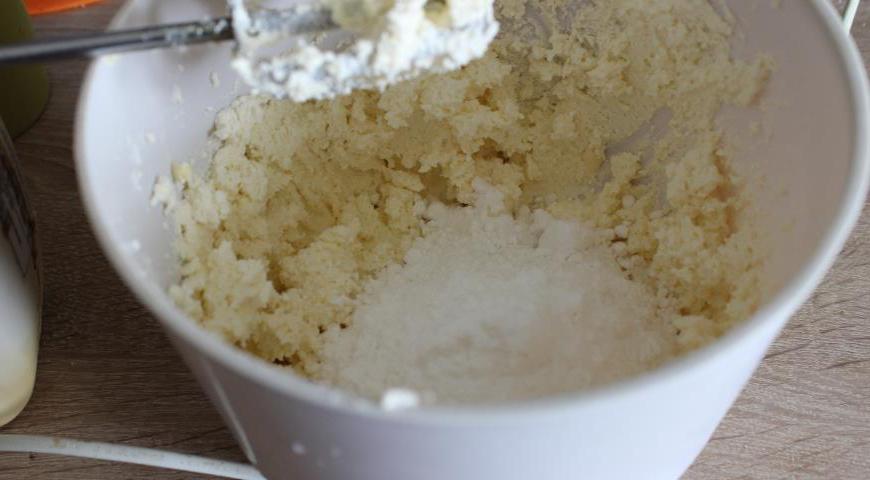 Присыпьте сахарную пудру и добавьте немного ванилина по вкусу.