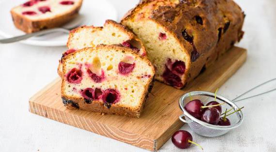 Вкусный творожный кекс с вишней для семейного чаепития