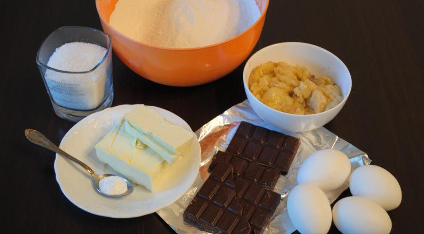 Соберите все необходимые продукты: сливочное масло комнатной температуры, сахар, муку, спелые бананы, разрыхлитель, шоколад, яйца и соль
