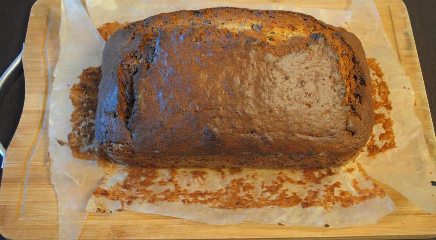 Выпекайте кекс в предварительно разогретой духовке при температуре 180°C около 60 минут. Проверьте готовность деревянной лучинкой. После остывания можно присыпать сахарной пудрой по желанию