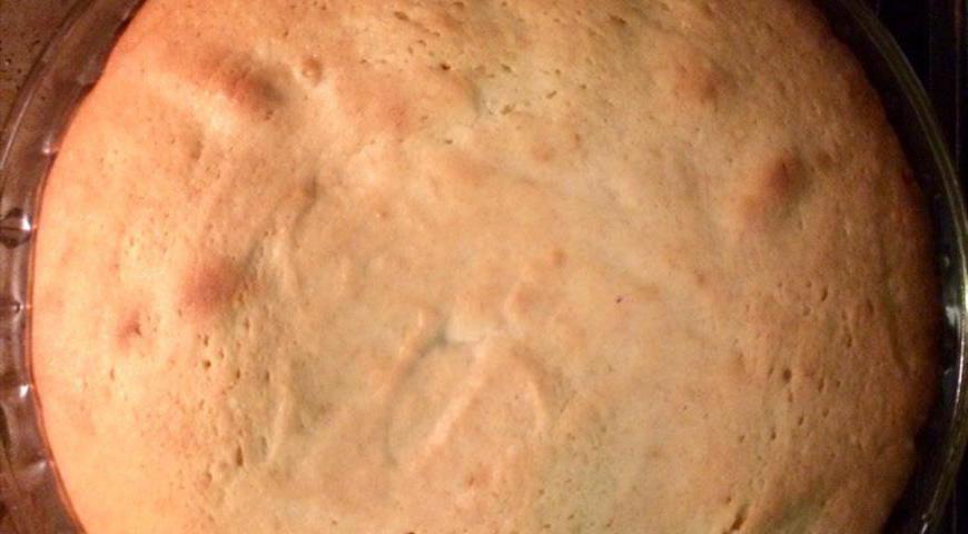 Выпекайте при 180°C 30–40 минут. Если у вас конвектор, проверьте пирог уже на 25-й минуте. Готовность определите зубочисткой: если она выходит сухой — пирог готов. Не передерживайте, чтобы не пересушить. Дайте ему остыть 15 минут.