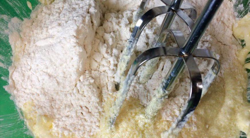 Добавьте мучную смесь в жидкую порциями, два раза, вымешивая каждый раз миксером не более 20 секунд. Слишком долгое перемешивание снижает эффект разрыхлителя.