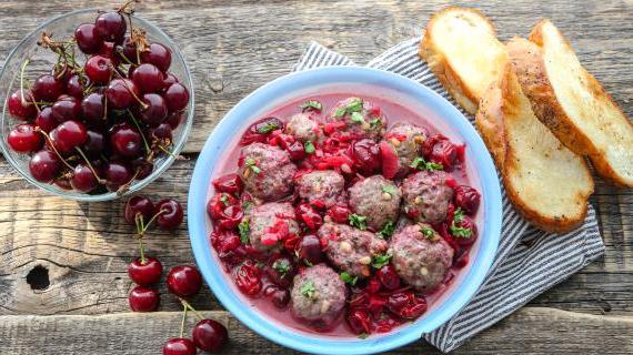 Восточная кюфта из баранины с вишневым соусом
