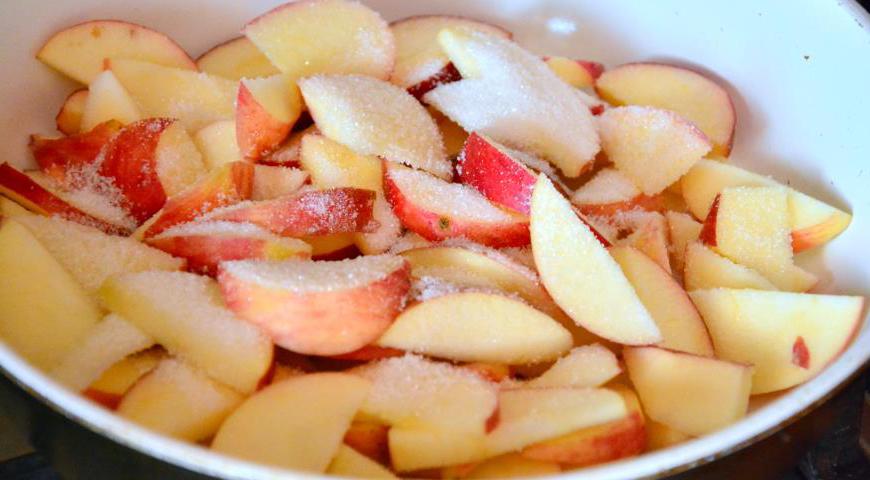 Яблоки очистите от кожуры и нарежьте тонкими дольками. Смешайте их с 3 столовыми ложками сахара и слегка протушите на медленном огне, чтобы они стали чуть мягкими, но не разварились. Дайте начинке полностью остыть.