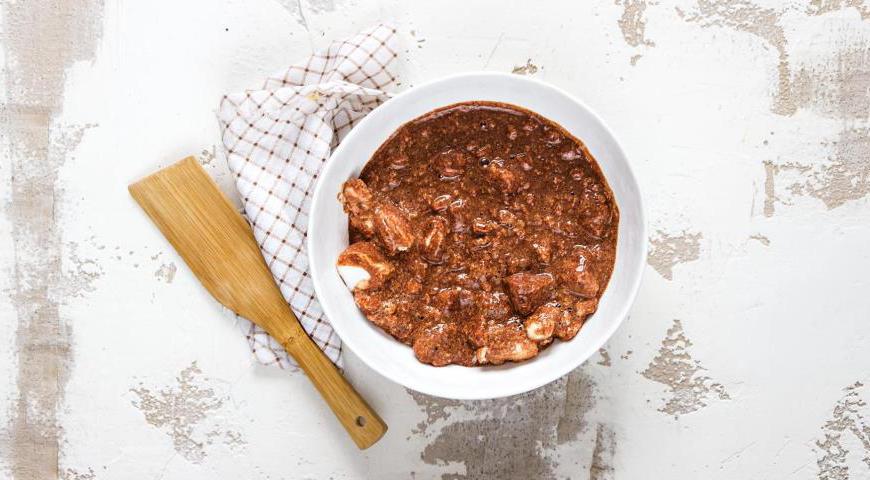 Яичные белки взбейте с сахаром до плотных пиков. Аккуратно введите треть объема белков в шоколадно-рисовую смесь, чтобы разрыхлить её. После этого добавьте остальные белки в два-три приёма, аккуратно перемешивая лопаткой движениями снизу вверх.