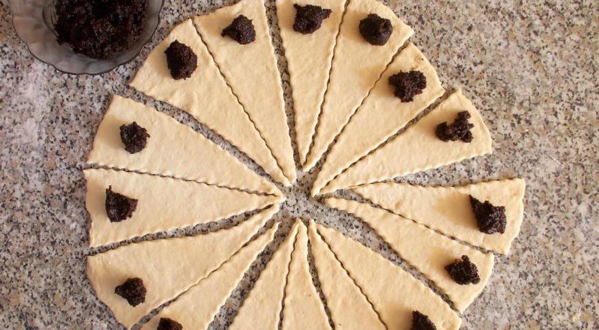Открываем упаковку маковой начинки SantaVita Bakers. Это удобная «колбаска», из которой легко выдавливать начинку. Делаем аккуратный надрез у основания и выдавливаем содержимое в чашку.