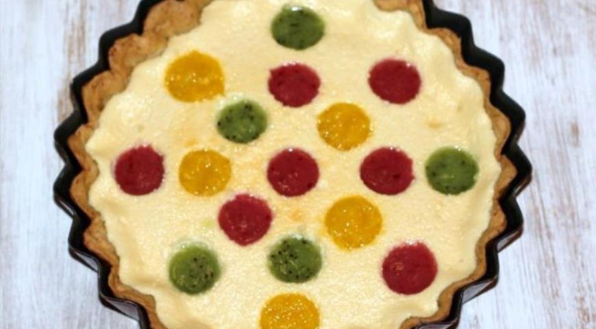 Заполните каждое углубление фруктовым муссом разных видов. Поставьте чизкейк в холодильник минимум на 2 часа для застывания мусса.