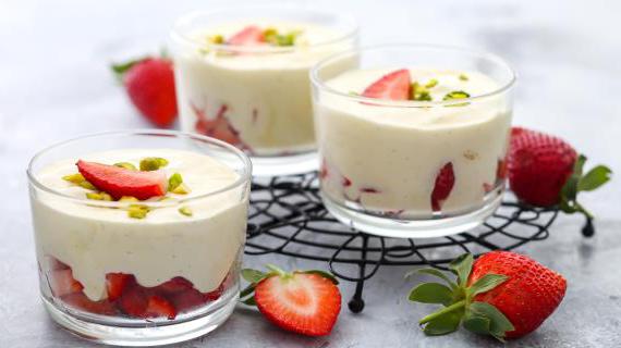 Воздушный мусс из белого шоколада с клубникой и фисташками