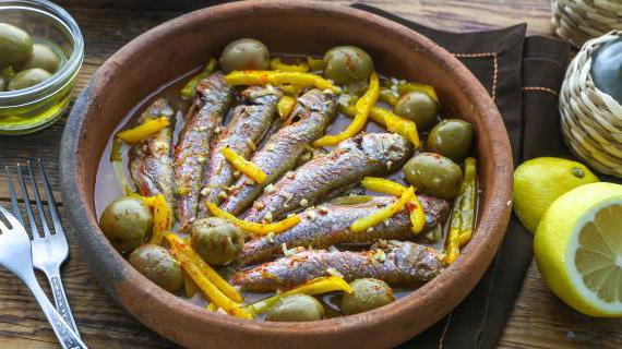 Запеченная барабулька с оливками и сладким перцем