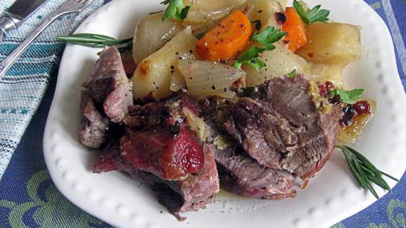Запеченная кабанья ножка с ароматными овощами по домашнему рецепту