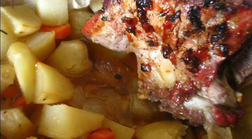По истечении времени аккуратно откройте фольгу, проверьте готовность мяса и выключите духовку.