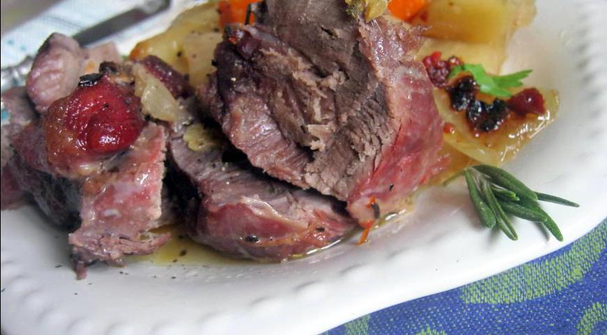 Нарежьте мясо порционными кусками, подавайте вместе с овощами и соусом из мясного сока. По желанию украсьте свежей зеленью. Приятного аппетита!