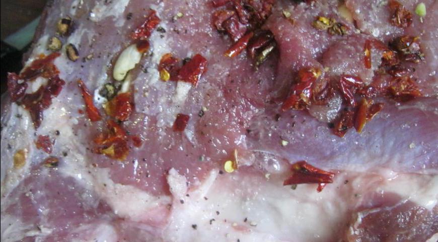 Обработайте мясо смесью соли, паприки (сладкой и острой), измельченных можжевеловых ягод.