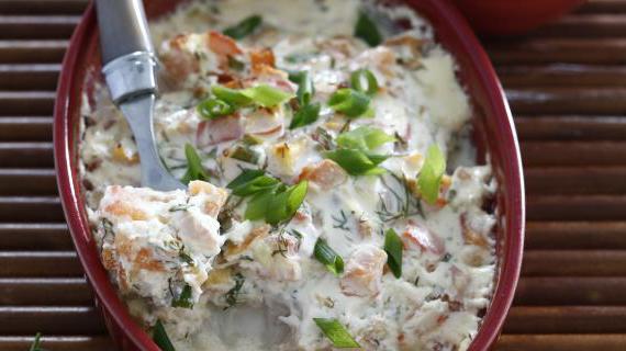 Запеченная рыба с ароматным сметанным соусом, свежими овощами и пармезаном