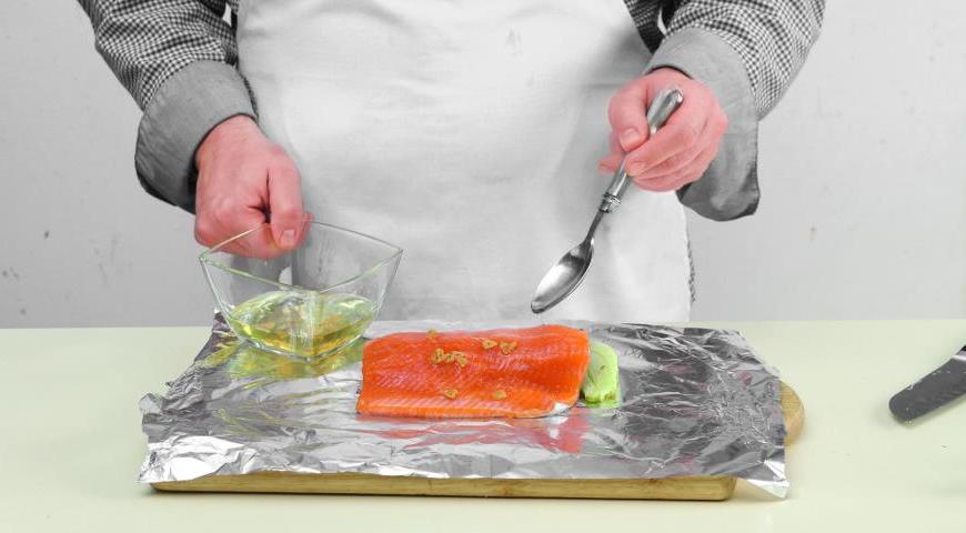 Налейте на сковороду немного чесночного масла (без чесночных кусочков) и обжарьте фенхель до золотистого цвета с обеих сторон.