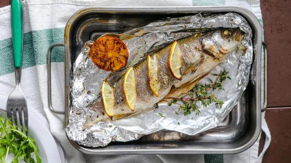 Вкусное запекание сибаса в фольге с ароматными травами и лимоном