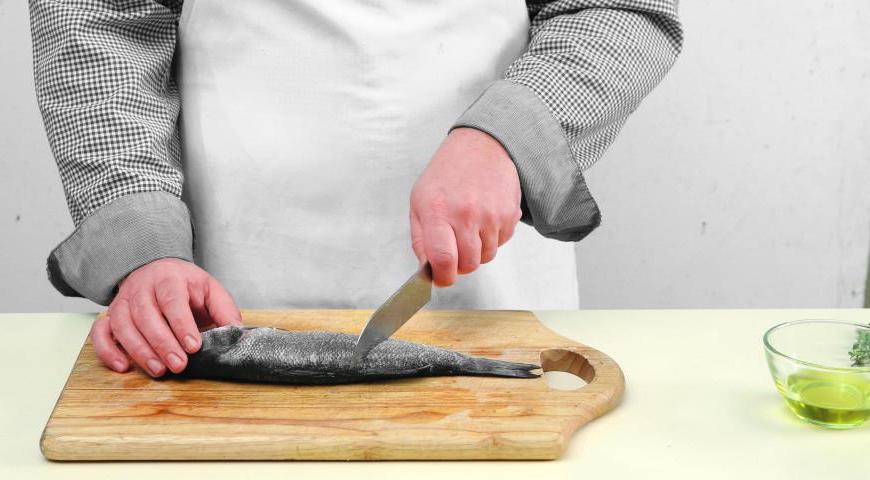 Осторожно разрежьте брюшко рыбы, удалив внутренние органы. Промойте внутреннюю часть и внешнюю поверхность, затем вытрите насухо бумажными полотенцами для лучшего прилипания специй.