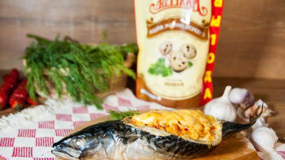 Запеченная скумбрия с ароматными грибами и яркими овощами