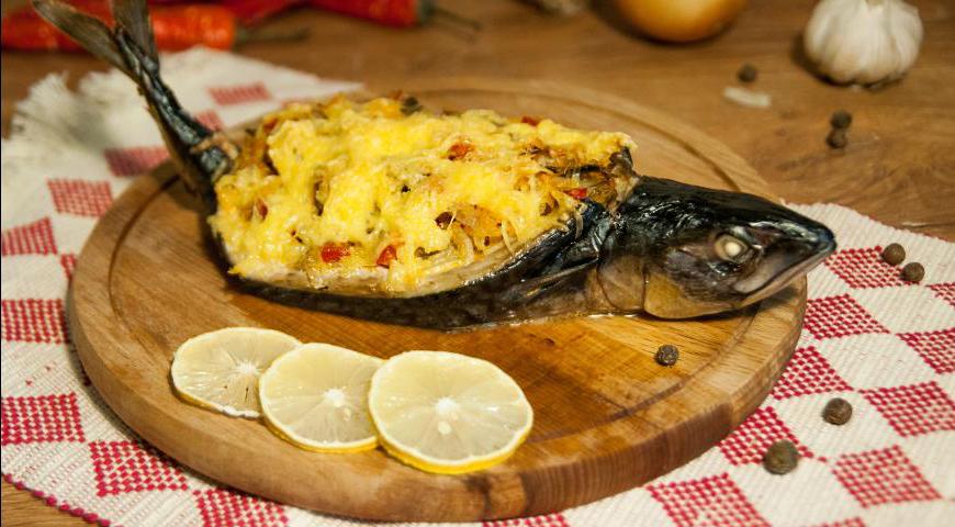 Готовую скумбрию аккуратно перекладываем на блюдо, украшаем свежей зеленью и подаём горячей. Приятного аппетита!