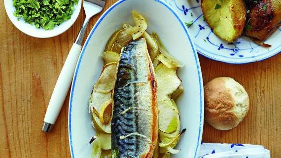 Запеченная скумбрия с яблоками: изысканное блюдо для ужина
