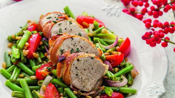 Роскошная запеченная свиная вырезка в беконе: вкусное и ароматное блюдо на любой праздник