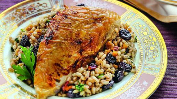 Запеченная цесарка с ячменной начинкой