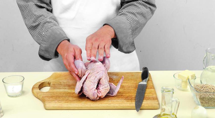 Разогрейте духовку до 175 °С. Тщательно натрите цесарку снаружи смесью соли, перца и оливкового масла. Изнутри добавьте только соль и перец.