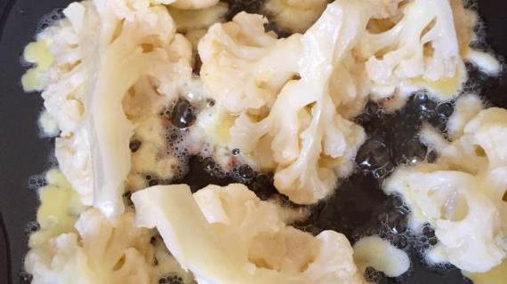 Запеченная цветная капуста с ароматной льняной панировкой