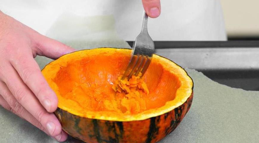 Разрежьте тыквы пополам, удалите семена. Смажьте внутреннюю часть оливковым маслом и поместите на противень с пергаментной бумагой, положив половинками вниз. Запекайте в духовке около 45 минут до мягкости.