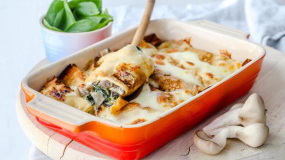 Вкусные запеченные блинчики с грибами, шпинатом и сыром: простой и питательный ужин